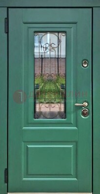 Зеленая металлическая дверь со стеклом и ковкой ДСК-113 в Брянске